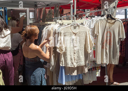 Shopper suchen gebrauchte Ware an der Brooklyn Flea in der Nähe von Dumbo in Brooklyn in New York auf Sonntag, 2. Juli 2017.  (© Richard B. Levine) Stockfoto