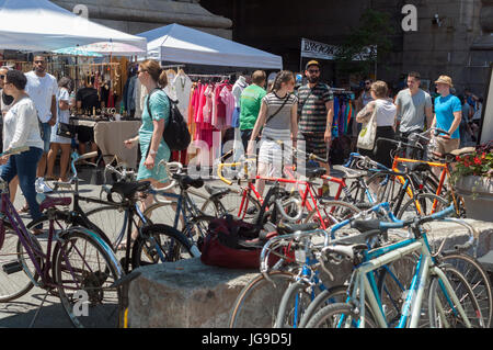 Shopper suchen gebrauchte Ware an der Brooklyn Flea in der Nähe von Dumbo in Brooklyn in New York auf Sonntag, 2. Juli 2017.  (© Richard B. Levine) Stockfoto