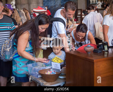 Shopper suchen gebrauchte Ware an der Brooklyn Flea in der Nähe von Dumbo in Brooklyn in New York auf Sonntag, 2. Juli 2017.  (© Richard B. Levine) Stockfoto