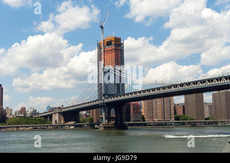 Die Westturm von der Manhattan Bridge steht vor den teilweise fertigen Bau Extells "One Manhattan Square" Luxus-Entwicklung in der Nachbarschaft zwei Brücken von New York, auf Sonntag, 2. Juli 2017 gesehen. (© Richard B. Levine) Stockfoto