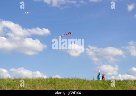 Mutter und Sohn fliegen Drachen, eine Drohne, die Dreharbeiten zu ihnen, Bleckede, Niedersachsen, Deutschland Stockfoto