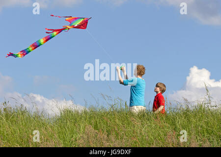 Mutter und Sohn Drachen, Bleckede, Niedersachsen, Deutschland Stockfoto