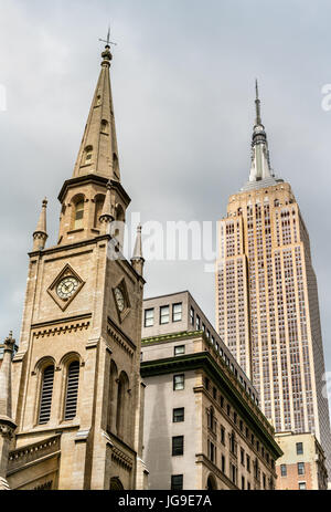 Marmor, kollegiale Kirche und Empire State Building in New York City, USA Stockfoto