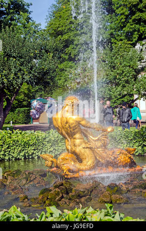 Peterhof-Palast-Triton-Brunnen in Orangie Garten zeigt einen Triton Auseinandersetzung die Kiefer von einem Seeungeheuer in der Nähe von St.Petersburg Russland Stockfoto