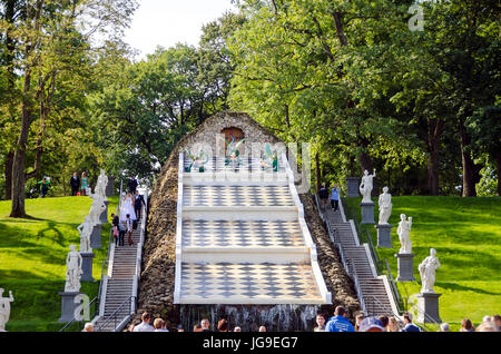 Peterhof Palast Chessboad Hill Kaskadenbrunnen und Touristen in der Nähe von Sankt Petersburg, Russiad Stockfoto