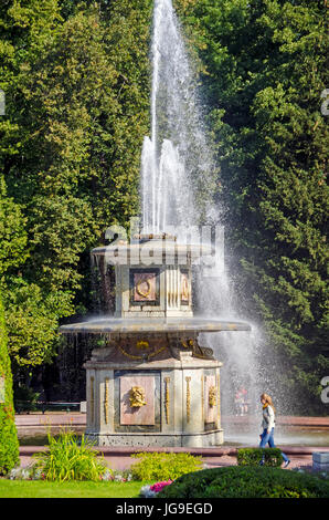 Peterhof Palast römischer Brunnen im unteren Garten in der Nähe von Sankt Petersburg, Russland Stockfoto