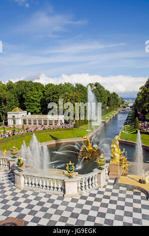 Peterhof Palast große Kaskade mit Brunnen und Gärten im Sommer in der Nähe von Sankt Petersburg, Russland Stockfoto