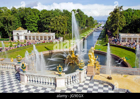 Peterhof Palast große Kaskade mit Brunnen und Gärten im Sommer in der Nähe von Sankt Petersburg, Russland Stockfoto