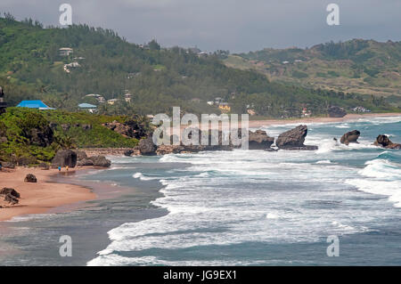 Blick auf dramatische atlantischen Ostküste mit Felsen ins Meer in Bathsheba Barbados Stockfoto