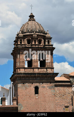 Der Glockenturm in La Merced katholische Kirche in der alten Stadt Touristengegend von Cusco Peru. Stockfoto