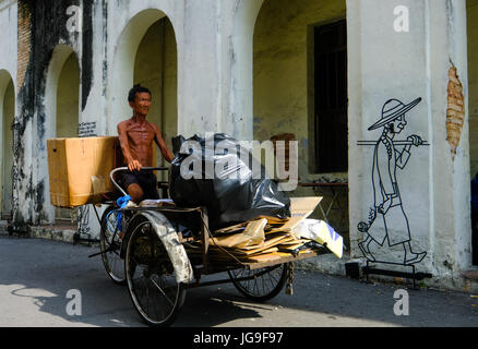 Ein chinesischer Mann sammelt erneut Fahrradweges waren von seinem Fahrrad in Georgetown, Penang, Malaysia Stockfoto