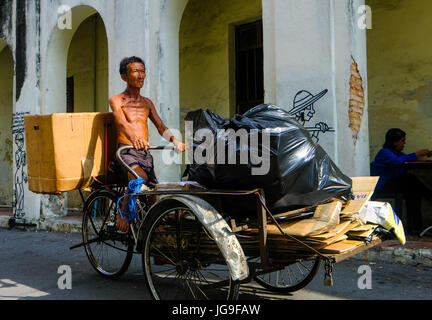 Ein chinesischer Mann sammelt erneut Punkte waren in Georgetown, Penang, Malaysia Stockfoto