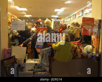 Weihnachten Spielzeug Verkauf halsbrecherische Jagd gesehen von der Straße durch Fenster Stockfoto