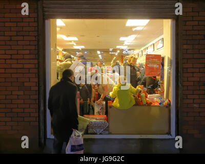 Weihnachten Spielzeug Verkauf halsbrecherische Jagd gesehen von der Straße durch Fenster Stockfoto