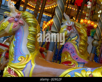 Festplatz merry Go round Hobby Pferde Clyde und Xanadu Stockfoto