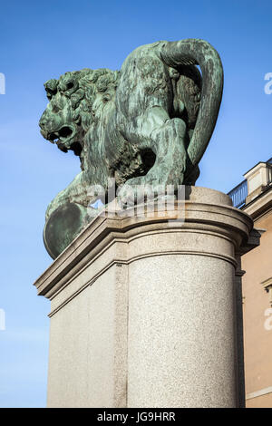 Bronzestatue des Löwen am königlichen Palast. Alte Stadt von Stockholm, Schweden. Ansicht von hinten Stockfoto