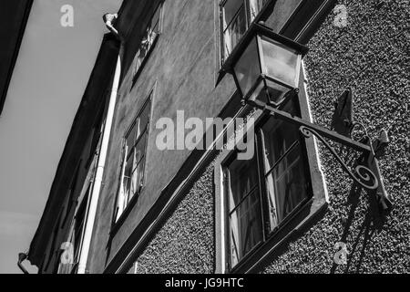 Straßenlaterne in Altstadt Stockholm. Schwarz / weiß Foto Stockfoto