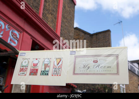 LONDON, UK - 22. April 2017: Schöne Karten zum Verkauf in der Portobello Market in der Nähe von Notting Hill Gate London Stockfoto