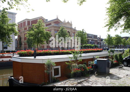 Stadsschouwburg (Stadttheater, 1883) in Groningen, Niederlande am Turfsingel Kanal. Im Neorenaissance-Stil erbaut. Hausboote vertäut im Vordergrund. Stockfoto