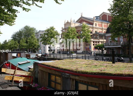 Stadsschouwburg (Stadttheater, 1883) in Groningen, Niederlande am Turfsingel Kanal. Im Neorenaissance-Stil erbaut. Hausboote vertäut im Vordergrund. Stockfoto