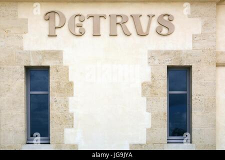 Pomerol, Frankreich - 6. Juni 2017: Fassade des Chateau Petrus im Bordelais. Petrus ist eines der teuersten rot Wein n der Welt Stockfoto