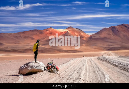 Radfahrer braucht eine Pause stehend auf einem großen Felsen in der abgelegenen Park des Altiplano in Bolivien Stockfoto