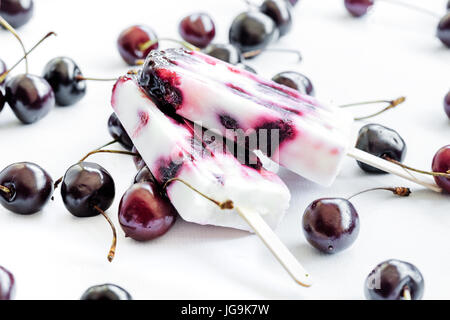 Gesunde Sommer-Dessert. Joghurt und Kirschen Eis am Stiel. Stockfoto
