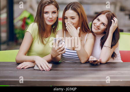 drei junge Models sind Fuß in der Stadt an einem warmen Sommertag Stockfoto