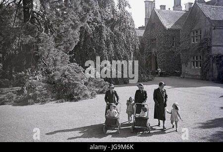 1940er Jahren evakuiert England, während des Krieges, Bild zeigt Stansted Hall, Heimat von Lady Butler (Sydney Courtauld) Ehefrau von Rab Butler, konservative Politiican und Minister, drei Krankenschwestern Spaziergang mit Kinderwagen auf dem Gelände des Hauses mit kleinen Kindern aus Hampstead Garden Vorstadt, London. Stockfoto