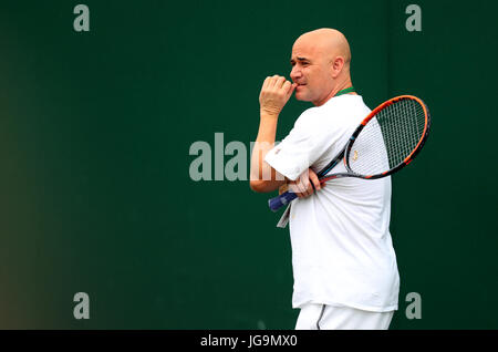 Andre Agassi beobachtet Novak Djokovic, wie er am zweiten Tag der Wimbledon Championships im All England Lawn Tennis und Croquet Club in Wimbledon übt. Stockfoto