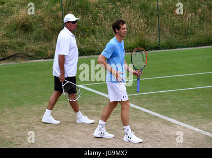 Andy Murray mit Trainer Ivan Lendl am zweiten Tag der Wimbledon Championships im All England Lawn Tennis und Croquet Club in Wimbledon. Stockfoto