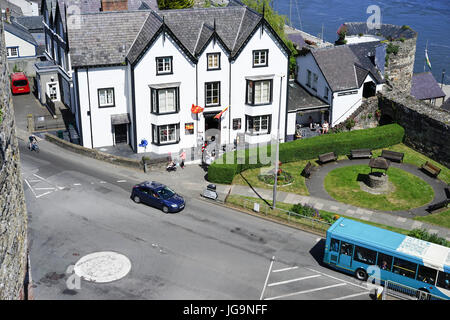 Blick von der Stadtmauer von Conwy Castle in Richtung Hafen, Conwy, Gwynedd, Nordwales, UK. Stockfoto