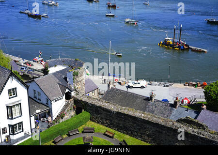 Blick von der Stadtmauer von Conwy Castle in Richtung Hafen, Conwy, Gwynedd, Nordwales, UK. Stockfoto