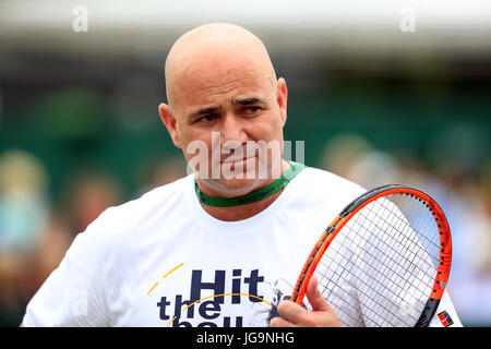 Andre Agassi Uhren Novak Djokovic, als er am zweiten Tag der Wimbledon Championships in The All England Lawn Tennis and Croquet Club, Wimbledon praktiziert. Stockfoto