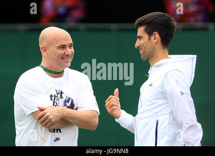 Novak Djokovic mit Trainer Andre Agassi am zweiten Tag der Wimbledon Championships im All England Lawn Tennis and Croquet Club, Wimbledon. Stockfoto