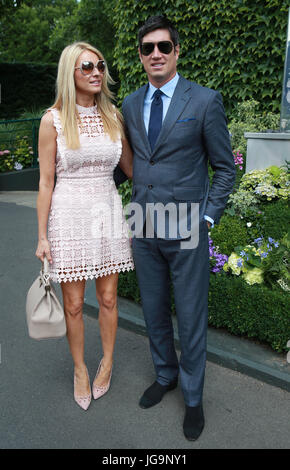 Vernon Kay und Tess Daly kommen am zweiten Tag der Wimbledon Championships bei den All England Lawn Tennis and Croquet Club, Wimbledon. Stockfoto