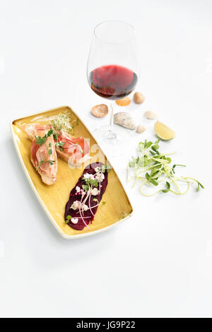 Bruschetta mit Parmaschinken und Wein. Microgreens auf gerösteten roten Rüben und Feta-Käse. Mikro Grüns, Diät und gesunde Ernährung. Stockfoto