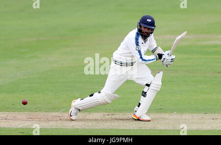 Yorkshires Adil Rashid Fledermäuse während der Specsavers County Championship Division One match bei dem North Marine Road Ground, Scarborough. Stockfoto