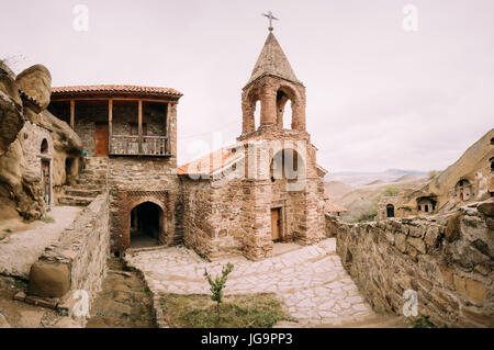 Sagarejo Gemeinde, Region Kachetien, Georgia. Glockenturm der georgischen orthodoxen David Gareja Klosterkomplex. Klosters liegt ist südöstlich von Tbili Stockfoto