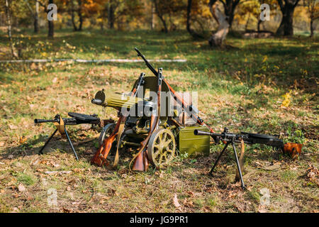 Sowjetische russische militärische Munition des zweiten Weltkriegs am Boden. Degtyaryov Maschinengewehr oder DP-28, Maxim-Maschinengewehr Modell 1910/30 auf einem fahrbaren Vladimi Stockfoto