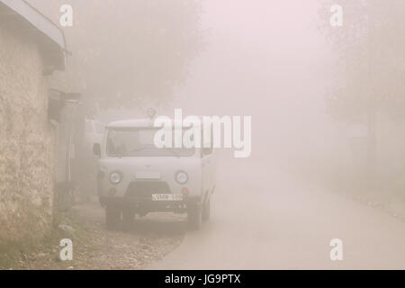 Sagarejo, Kachetien Region, Georgia. Russischen sowjetischen Van Geländewagen Uaz-452 auf Misty Straße parken. Stockfoto