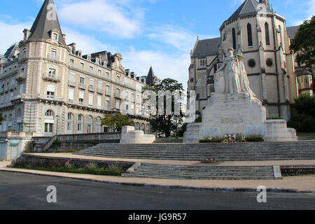 Gebäude und Kirche am Pyrénées Boulevard in Pau (Frankreich). Stockfoto
