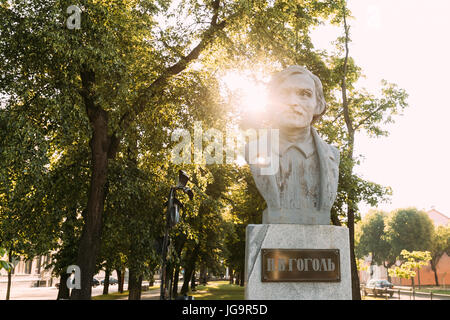 Brest, Weißrussland. Denkmal für russischen Dramatiker, Schriftsteller, Romancier - Nikolai Wassiljewitsch Gogol In Gogol Street In Brest, Weißrussland. Stockfoto