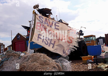 Aldeburgh Suffolk UK Juni 2017 - Tatty speichern Britains Fische Flaggen auf Fischerboote am Strand von Aldeburgh Foto von Simon Dack Stockfoto