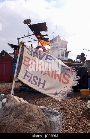 Aldeburgh Suffolk UK Juni 2017 - Tatty speichern Britains Fische Flaggen auf Fischerboote am Strand von Aldeburgh Foto von Simon Dack Stockfoto