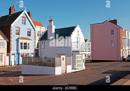 Kleines Meer-Ferienhaus-Haus mit Blick auf den Strand Aldeburgh Suffolk UK Stockfoto