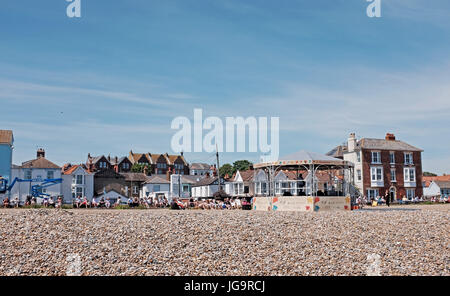 Aldeburgh Suffolk UK Juni 2017 - Aldeburgh Strand und Festival Musikpavillon Foto von Simon Dack Stockfoto