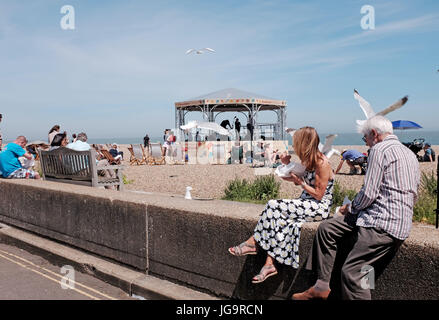 Aldeburgh Suffolk UK Juni 2017 - Menschen entspannen am Strand Foto von Simon Dack Stockfoto