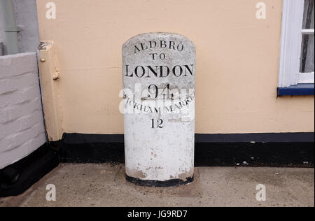 Aldeburgh Suffolk UK Juni 2017-94 Meilen nach London und 12 Meilen Wickham Markt Steinstraße Zeichen Stockfoto