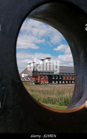 Snape Maltings Suffolk UK Juni 2017 - Snape Maltings ein Zentrum von Kunst, Musik und außergewöhnlicher natürlicher Schönheit The Family of Man ist eine unfertige Skulptur Stockfoto